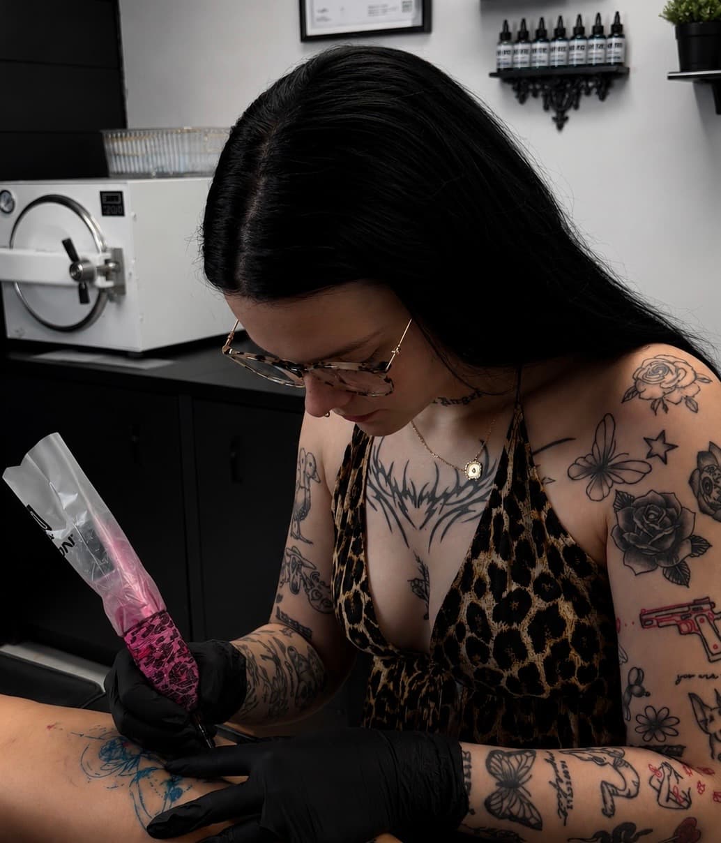 Shany Petit, tatoueuse et pierceuse à Rouyn-Noranda, propriétaire du studio Tattoo.s.p